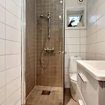 Prime Location Amazing King Bed Colorful Oasis ברגן