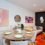 Prime Location Amazing King Bed Colorful Oasis דירה