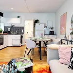 Prime Location Amazing King Bed Colorful Oasis ברגן