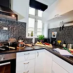 Prime Location Amazing King Bed Colorful Oasis * ברגן
