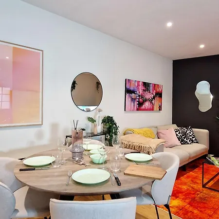 Prime Location Amazing King Bed Colorful Oasis Daire