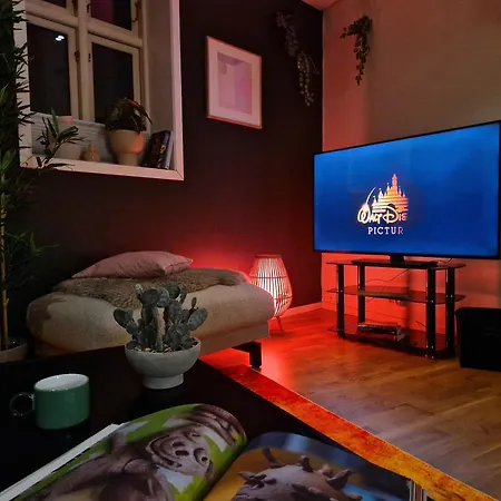 Prime Location Amazing King Bed Colorful Oasis דירה