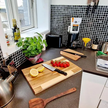 Prime Location Amazing King Bed Colorful Oasis דירה