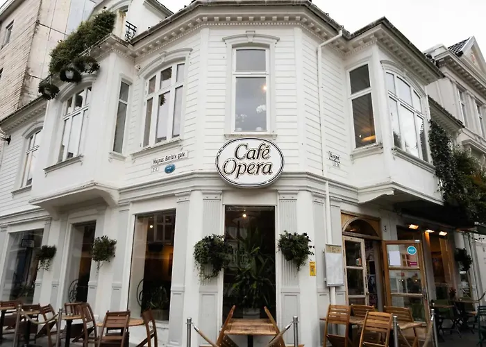 Prime Location Amazing King Bed Colorful Oasis ברגן