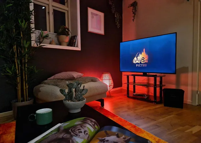 Prime Location Amazing King Bed Colorful Oasis דירה