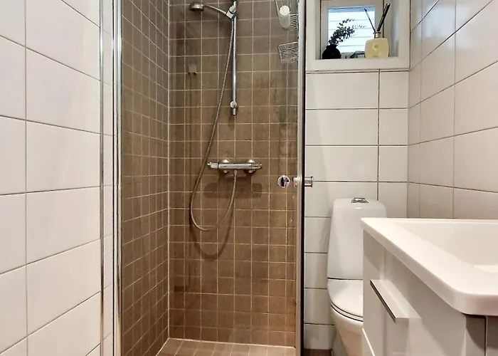 Prime Location Amazing King Bed Colorful Oasis ברגן