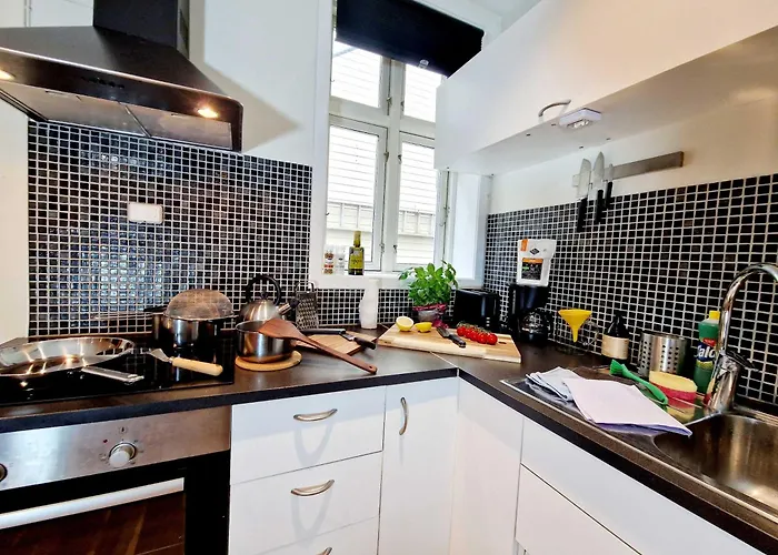 Prime Location Amazing King Bed Colorful Oasis * ברגן