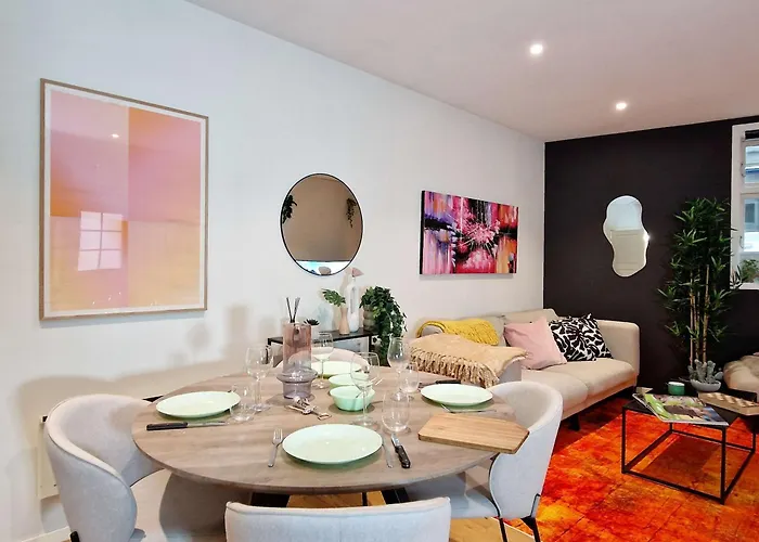 Prime Location Amazing King Bed Colorful Oasis דירה